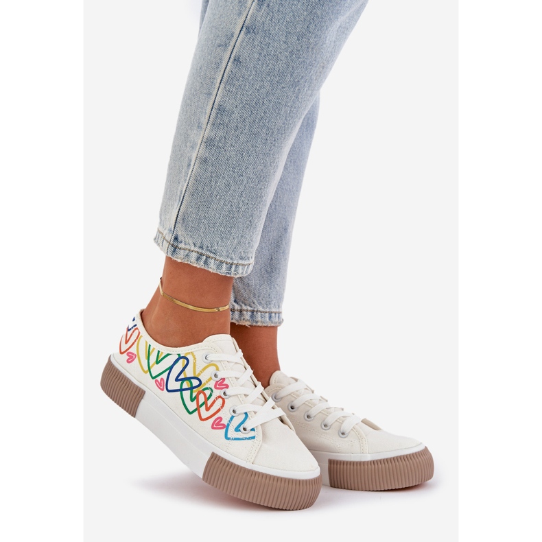 Frauen -Turnschuhe in weißen Herzen 1