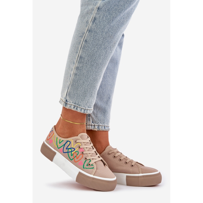 Damen -Sneaker in dunkelgräßen Herzen beige 1