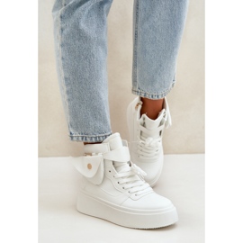 Hohe Turnschuhe mit einem Beutel auf der weißen Plattform 5