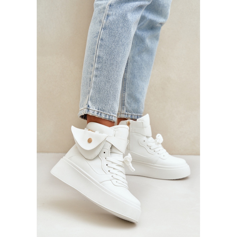 Hohe Turnschuhe mit einem Beutel auf der weißen Plattform 2