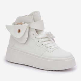 Hohe Turnschuhe mit einem Beutel auf der weißen Plattform 4