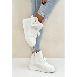 Hohe Turnschuhe mit einem Beutel auf der weißen Plattform 3