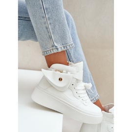 Hohe Turnschuhe mit einem Beutel auf der weißen Plattform 8