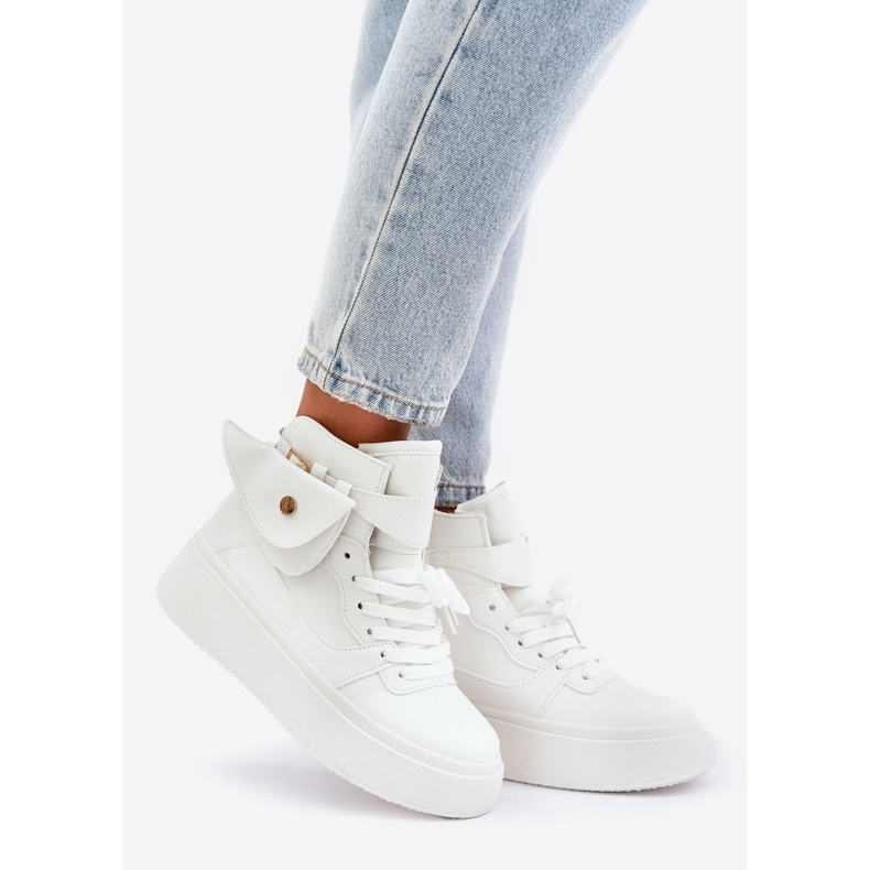 Hohe Turnschuhe mit einem Beutel auf der weißen Plattform 1