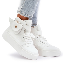 Hohe Turnschuhe mit einem Beutel auf der weißen Plattform 10