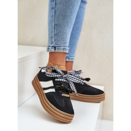 Frauen -Turnschuhe mit schwarzen Stiften 2