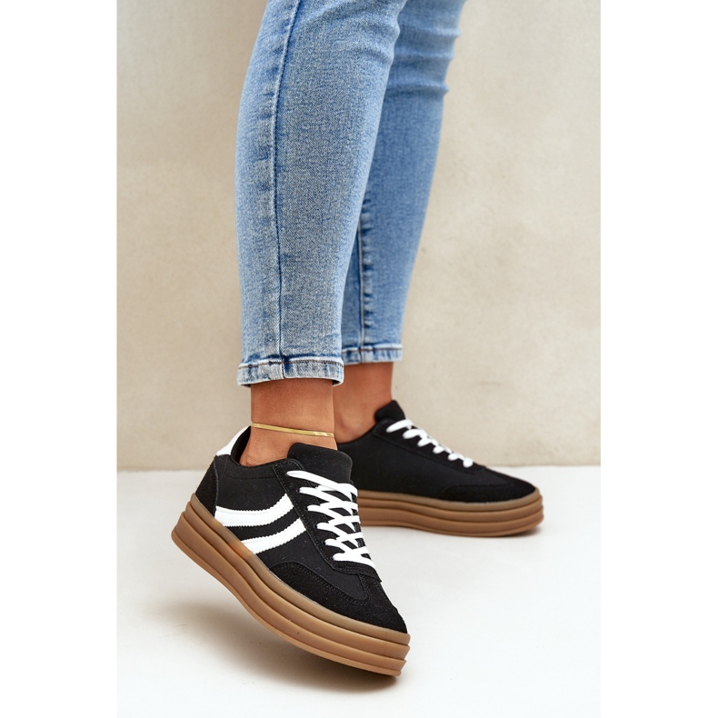 Stilvolle Turnschuhe auf der Schwarz -Weiß -Plattform 2
