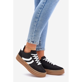 Stilvolle Turnschuhe auf der Schwarz -Weiß -Plattform 1