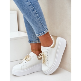 Frauen -Sneaker auf der Plattform mit weißen und goldenen Dekorationen 2