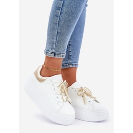 Frauen -Sneaker auf der Plattform mit weißen und goldenen Dekorationen 1