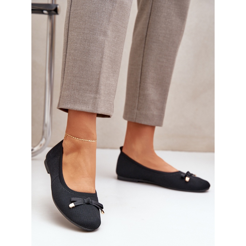 Maschen -Ballerinas mit einem schwarzen Bug 2