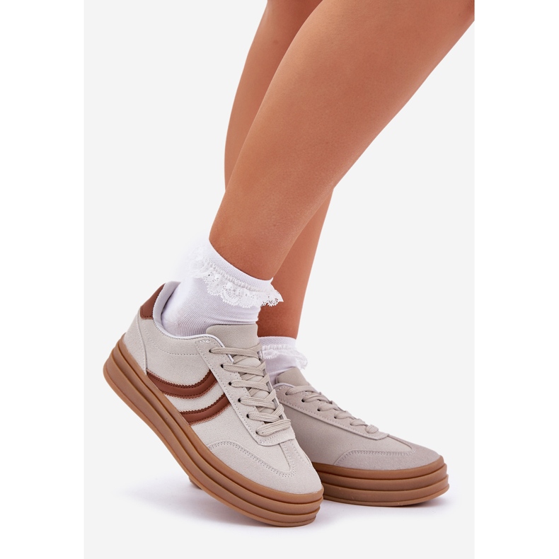 Stilvolle Turnschuhe auf der grauen Plattform 1