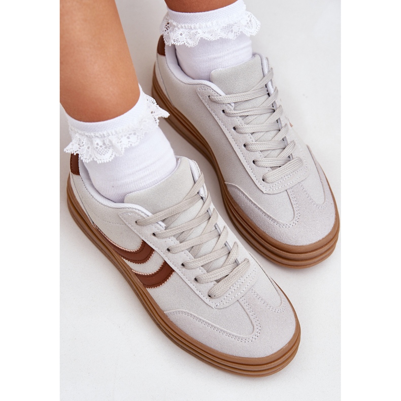 Stilvolle Turnschuhe auf der grauen Plattform 2