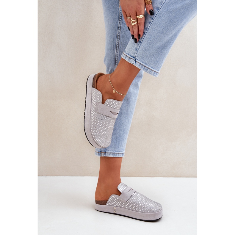 Women's Flip Flops mit Zirkonen auf der grauen Plattform dekoriert 2