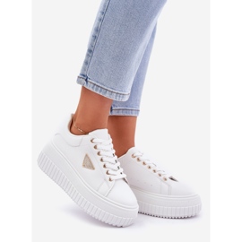 Stilvolle Turnschuhe auf einer massiven weißen Plattform 1