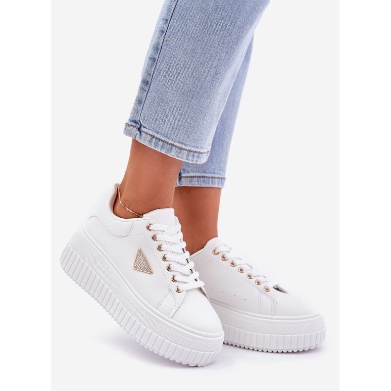 Stilvolle Turnschuhe auf einer massiven weißen Plattform 1