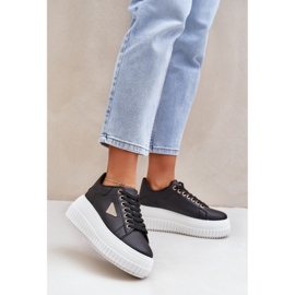 Stilvolle Turnschuhe auf einer massiven schwarz -weißen Plattform 2