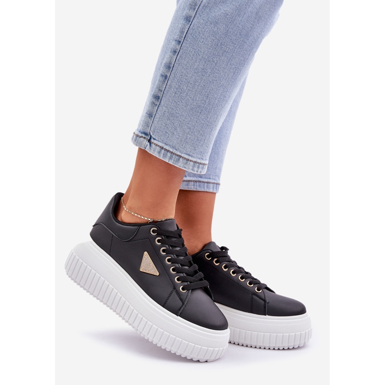 Stilvolle Turnschuhe auf einer massiven schwarz -weißen Plattform 1