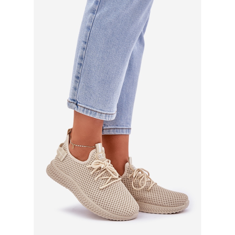 Frauenschlupf in beige Sportschuhen 1