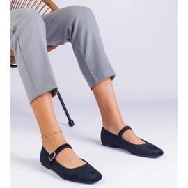 Schwarze Ballerinas mit einem Gürtel und einer quadratischen Nase 1