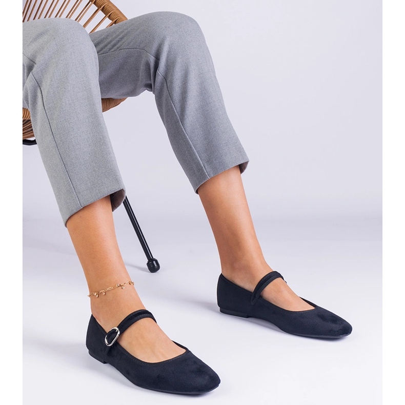 Schwarze Ballerinas mit einem Gürtel und einer quadratischen Nase 1