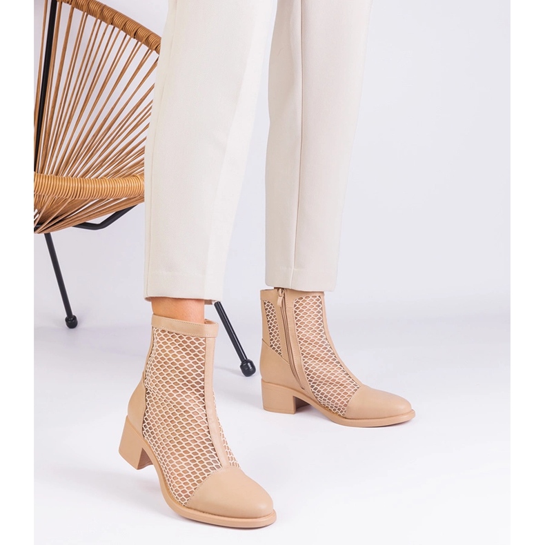 Beige Mesh -Stiefel auf dem Posten 1