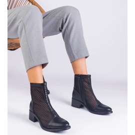 Schwarze Netzstiefel auf dem Pfosten beige 1