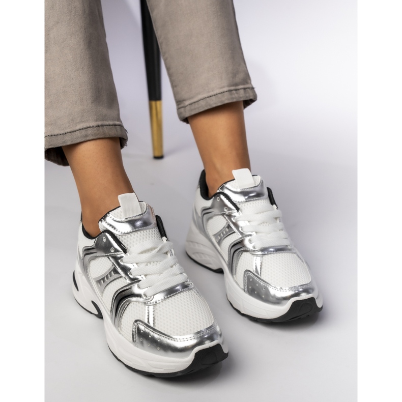 Silberne Sneaker von Frauen auf der Plattform 2
