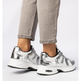 Silberne Sneaker von Frauen auf der Plattform 1
