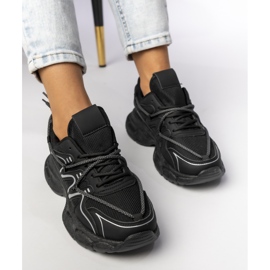 Schwarze Sneaker von Frauen auf der Plattform 1