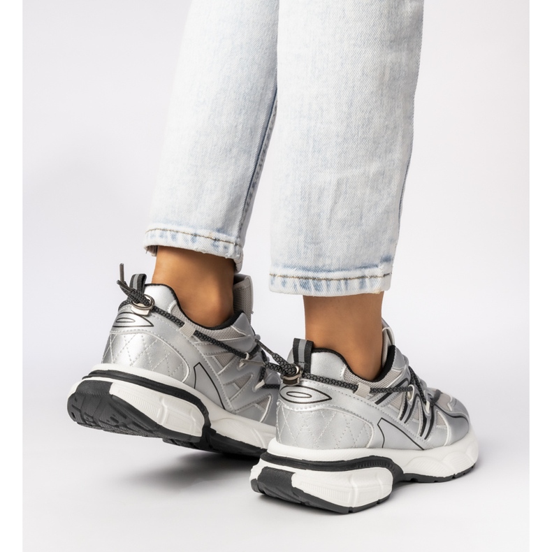 Silberne Sneaker von Frauen auf der Plattform 1