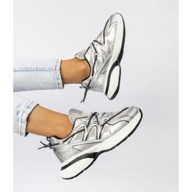 Silberne Sneaker von Frauen auf der Plattform 2