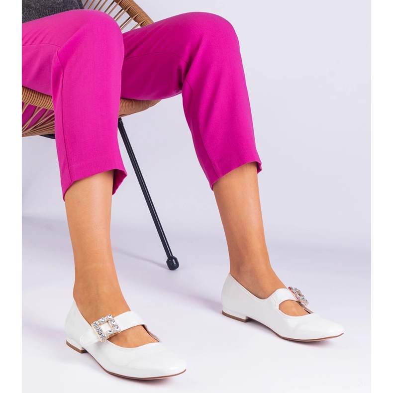 Weiß lackierte Ballerinas mit einer Schnalle dekoriert 2