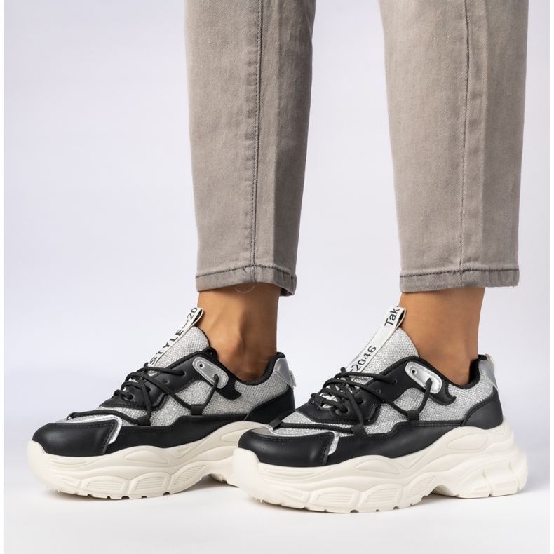 Schwarze Sport -Sneaker von Frauen 1