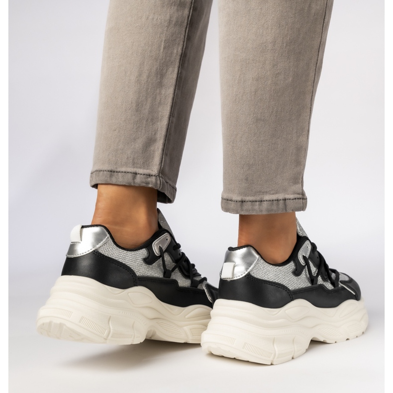 Schwarze Sport -Sneaker von Frauen 2