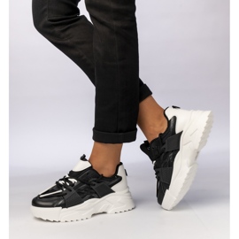 Schwarze Sneaker von Frauen 1