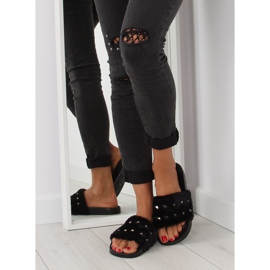 Schwarze Hausschuhe mit Fell und schwarzen Nieten 2