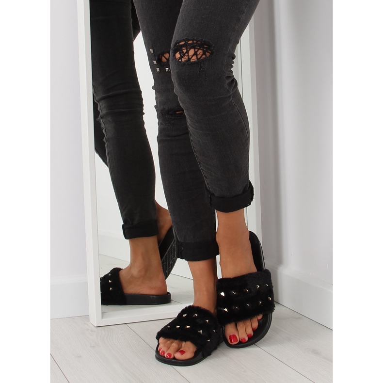 Schwarze Hausschuhe mit Fell und schwarzen Nieten 2