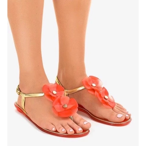 Lackpumps in Beige mit spitzer Spitze und niedrigem Absatz 1