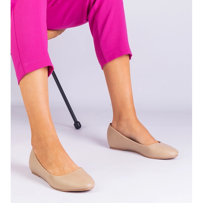 Beige Ballerinas auf einem versteckten Keil von Eco -Leder 1