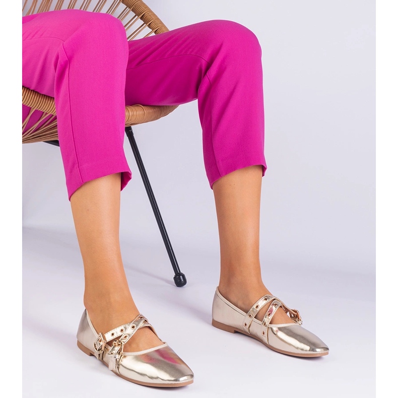 Golden Ballerinas aus Eco -Leder mit Schnallen dekoriert 1