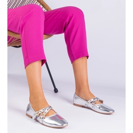 Silbermetallische Ballerinas aus Eco -Leder mit Schnallen dekoriert 1