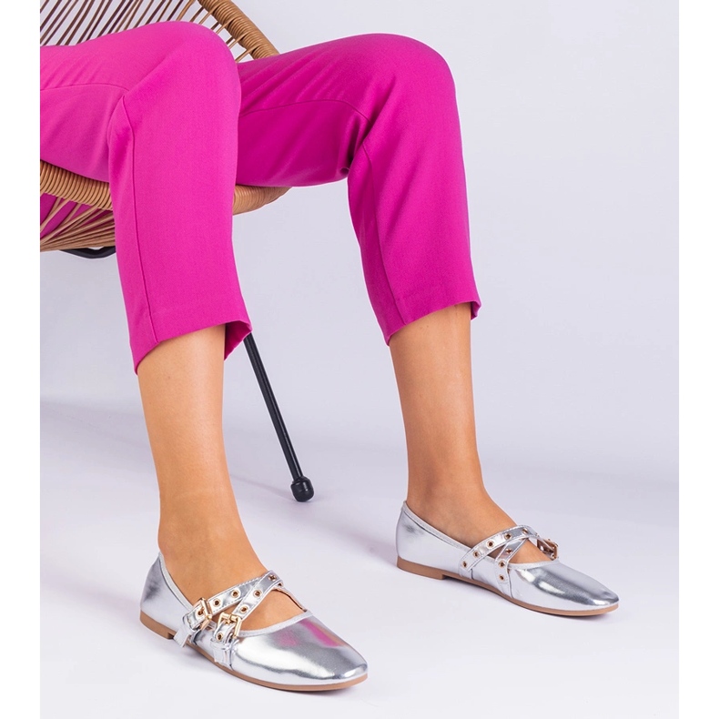 Silbermetallische Ballerinas aus Eco -Leder mit Schnallen dekoriert 1