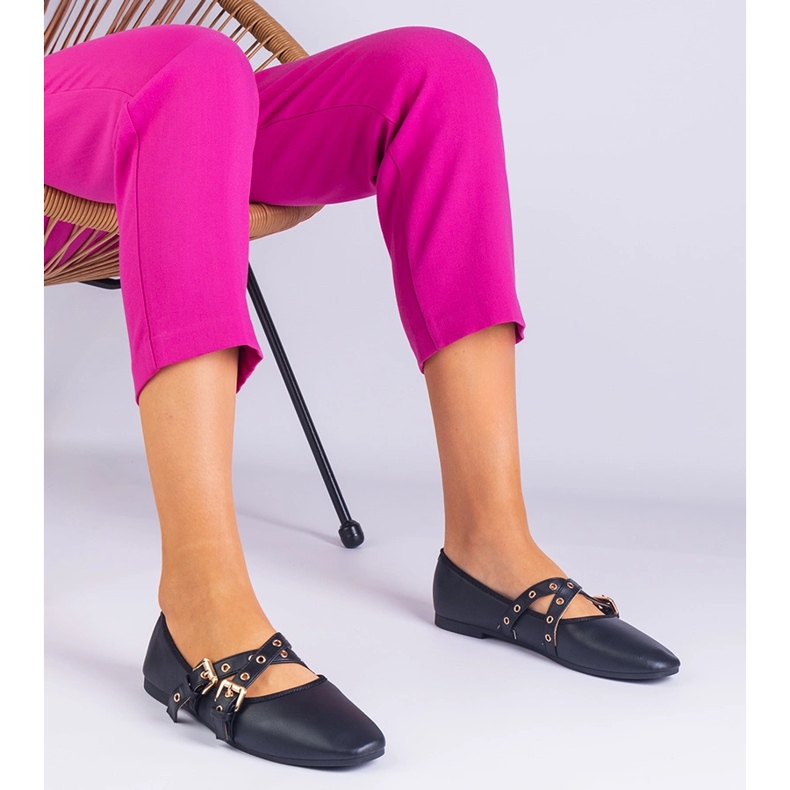Schwarze Ballerinas aus Eco -Leder mit Schnallen dekoriert 1