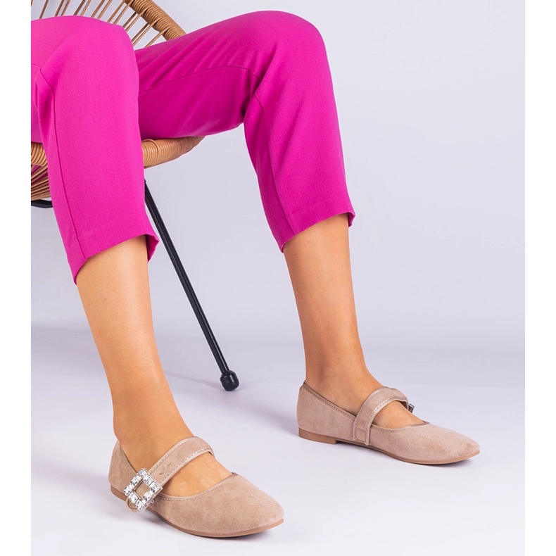 Beige Ballerinas mit einer Schnalle mit Kristallen dekoriert 1