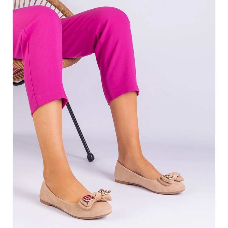 Beige Classic Ballerinas mit einem Masolbogen 1