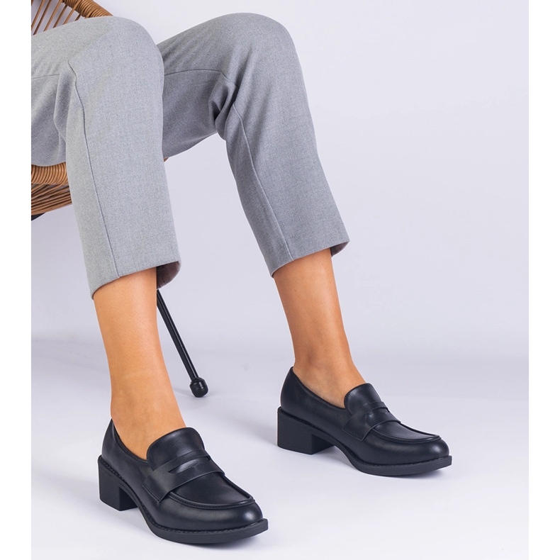 Schwarze Öko -Lederpumpen auf einem niedrigen Pfosten 1