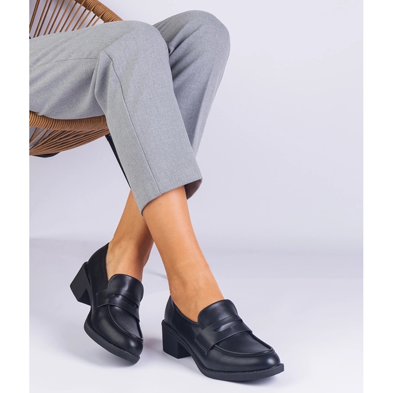 Schwarze Öko -Lederpumpen auf einem niedrigen Pfosten 2