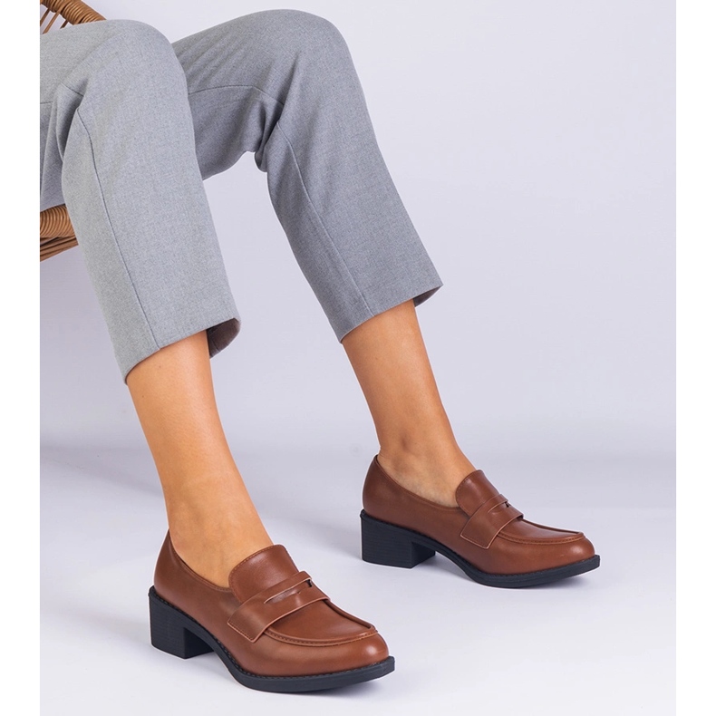 Brown Eco -Lederpumpen auf einem niedrigen Pfosten braun 1