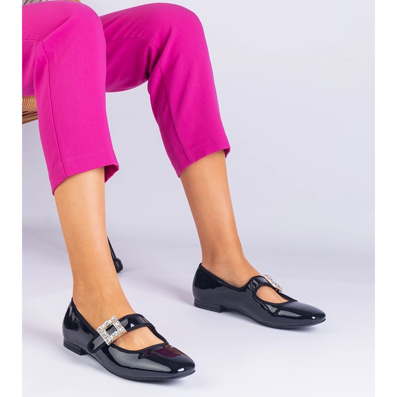 Schwarz lackierte Ballerinas mit einer Schnalle dekoriert 1